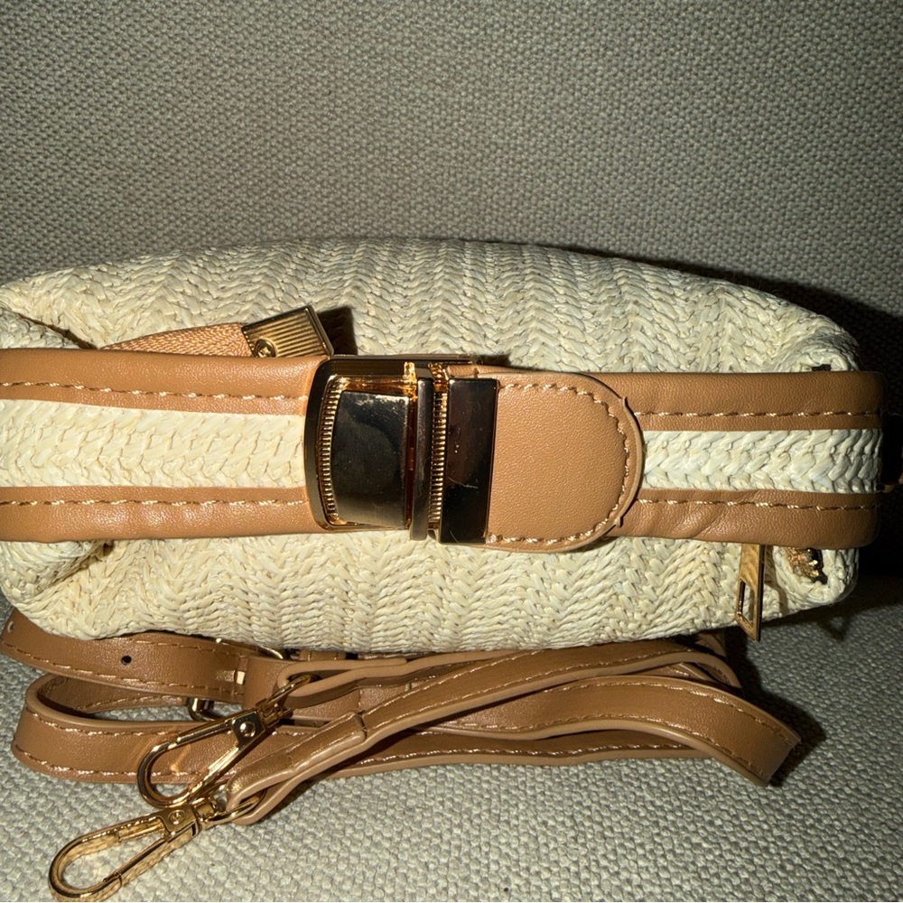 Elegant Tan and Cream Women's Woven Straw and Faux Leather Handbag/Shoulder Bag - Picture 4 of 7